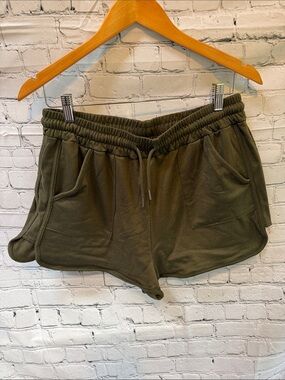 ☀️ Olive green athletic shorts with a comfortable elastic drawstring waist